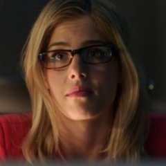 Felicity Smoak - видео и фото