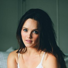 Rebecca Breeds - видео и фото